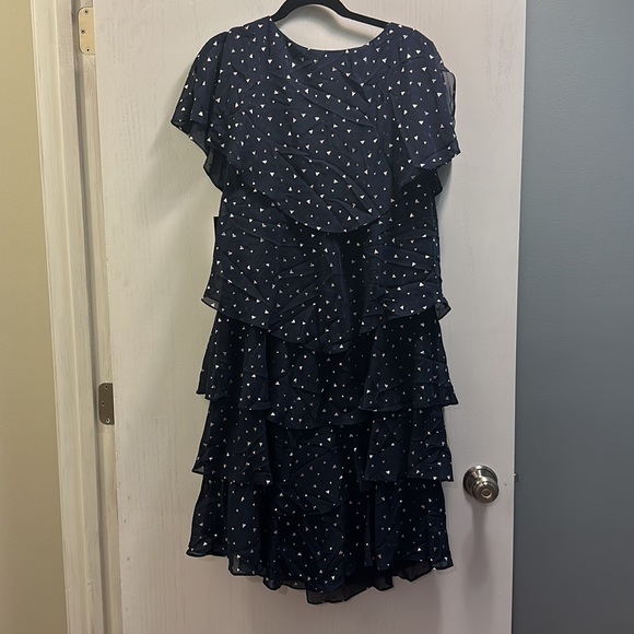 SLNY Dress Sheath Tiered Metallic V-Neck NWT. Size 18. - Picture 11 of 11